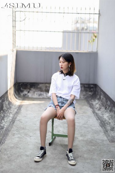 《带夹子在打结的绳子上行走》